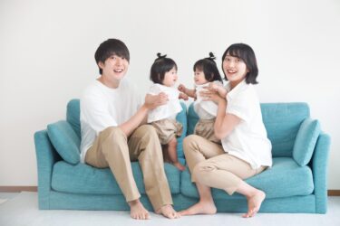 双子育児0〜6歳の完全ガイド｜新生児スケジュール・時短テク・外出のコツ・大変な時期の乗り越え方まとめ