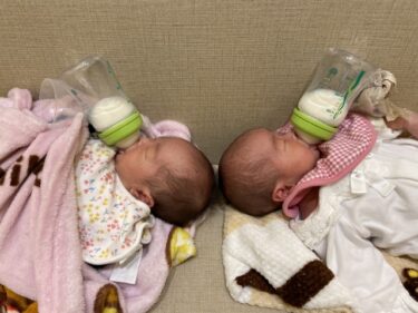 双子の同時泣き・同時ミルクで困ったときの私なりの乗り越え方【完全ミルク育児の体験談】