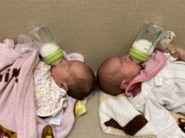 双子育児はワンオペで同時授乳できる？忙しいママが助かった工夫と体験談